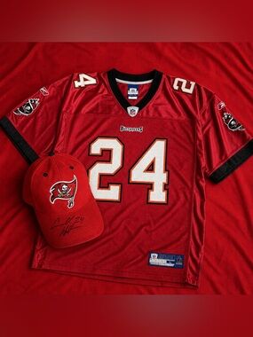 Tampa Bay Buccaneers Reebok Cadillac Williams jersey & signed Hat -Large